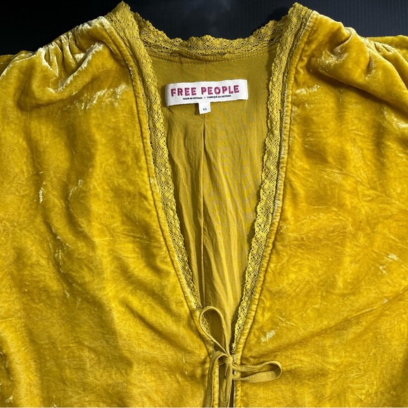 FREE PEOPLE GOLD VELVET OVERSIZED BED JACKET SIZE XS - Picture 8 of 16